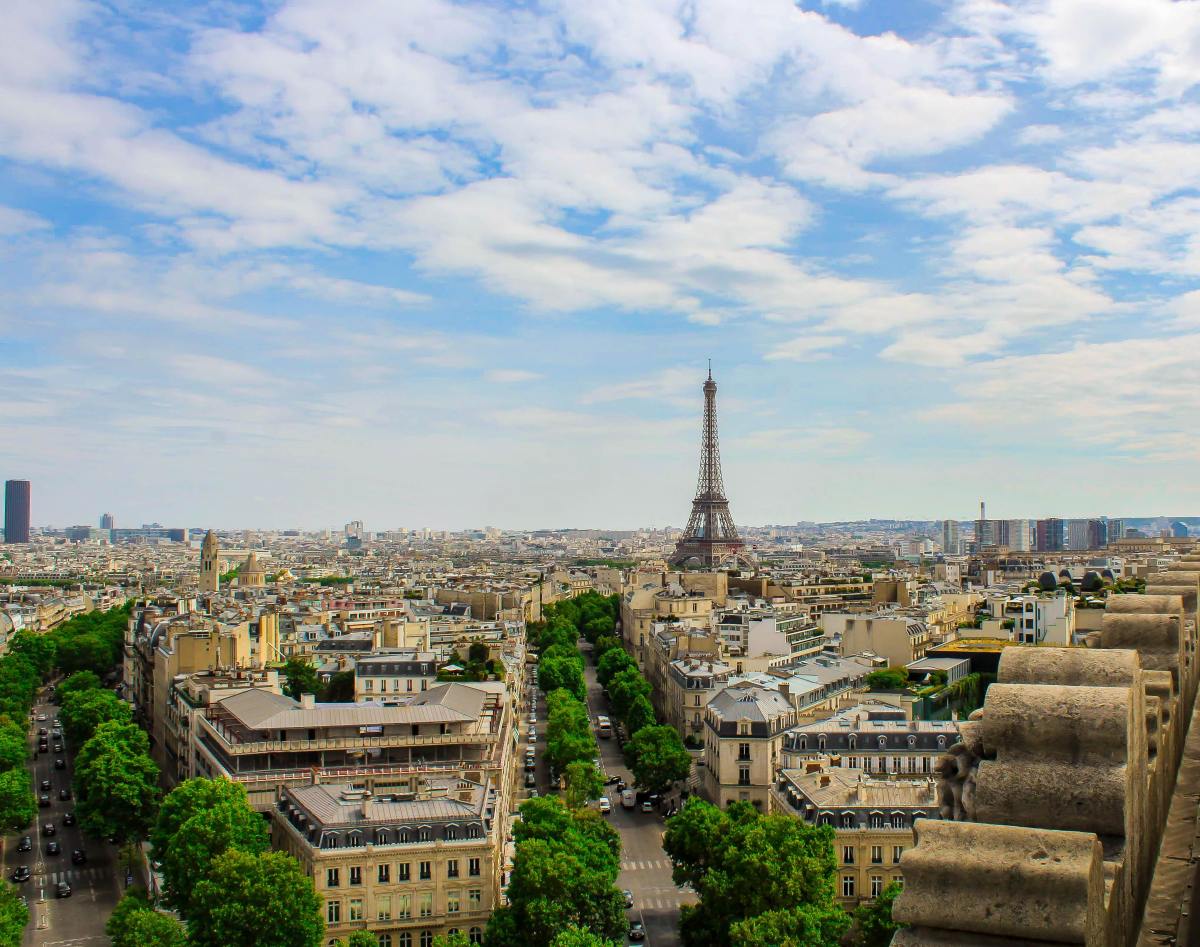  Zonage Pinel 2023 – Vue panoramique sur Paris ave la Tour Eiffel en arrière-plan 