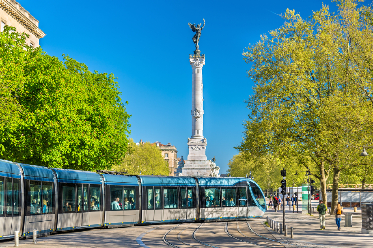  Loi Pinel Bordeaux 2023 – Le tramway en centre-ville de Bordeaux, place de la Victoire 