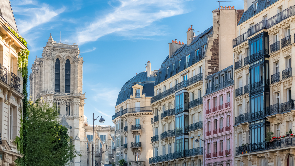 Plafond loyer Pinel 2023 – Des bâtiments Haussmanniens dans une rue de Paris