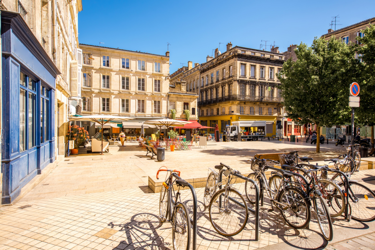  Loi Pinel Bordeaux 2023 – Petite place bien achalandée à Bordeaux 