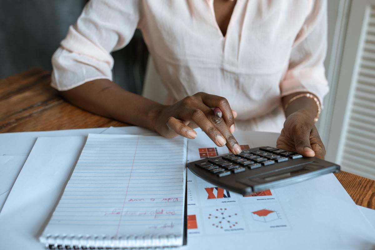 Déclaration impôt Pinel 223 – Une femme en train de faire le bilan de son investissement