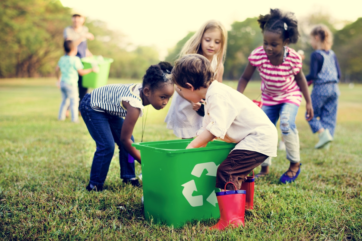 super pinel loi pinel plus – des enfants autour d’une poubelle verte