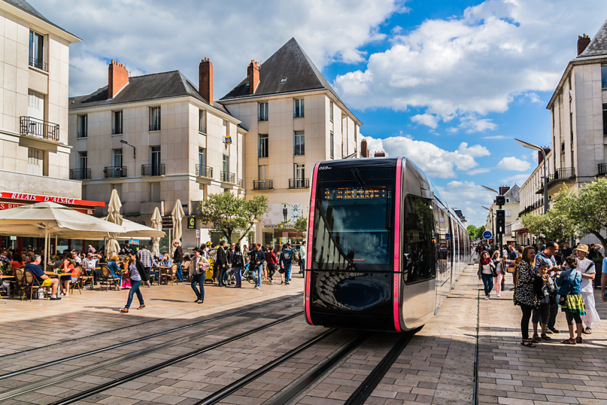 loi pinel 2023 Tours – le tramway qui passe dans une rue à Tours